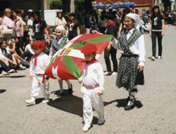 Txikis del Centro Vasco 'Gure Txokoa' portando la ikurriña en el desfile conmemorativo del 143 aniversario de la fundación del partido de Suipacha