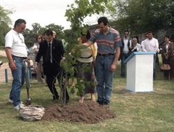 Fabián Zorzabal, Zulema Urcola, Fernando Olazagoitia y Elvio Arce plantando el roble, símbolo vasco, en la Plaza de los Inmigrantes