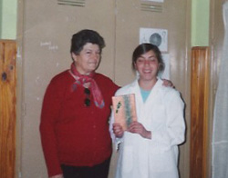 La bibliotecaria del centro, María Ester Arrondo, junto a una de las ganadoras de años anteriores