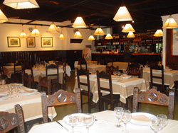 El comedor del galardonado restaurante del Zazpirak Bat de Rosario (foto EuskalKultura.com)