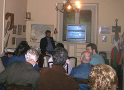 Un momento de la disertación de Carlos Martínez en el Centro Vasco Francés de Buenos Aires