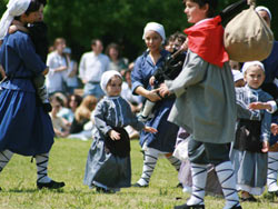 Momento de la entrada y recibimiento a  Olentzero en la Fiesta Vasca del Instituto  Euskal Echea de Llavallol, en la provincia de Buenos Aires