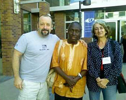 Joseba Gabilondo, N'Gugi wa Thiong'o, directora del centro, y Arantxa Urretabizkaia