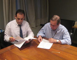 El director de HABE, Joseba Erkizia, firma un convenio de colaboración con el presidente de la Euskal Etxea de Madrid (foto HABE)