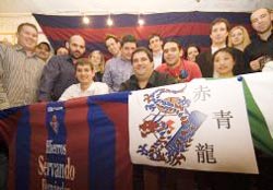 Los socios de la nueva peña posan junto a una bandera del club en Shanghai (foto Z. Aldama-DV)