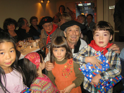 Olentzero cerró el año en la euskal etxea de Quebec, pero llegó cargado de regalos y proyectos para el 2008  (foto Euskaldunak)