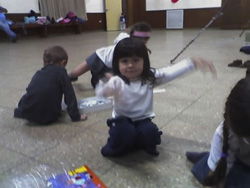 Los niños fueron protagonistas de varias de las actividades de la Semana del Euskera (fotos Artaburu Euskaltzale Elkartea)