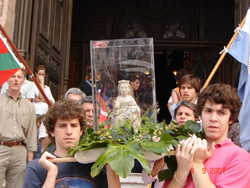 La procesión sale de la Basílica de Luján portando a hombros la imagen de la Vírgen de Arantzazu