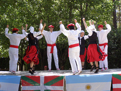 Actuación de los dantzaris de Zingirako Euskaldunak 