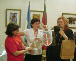 Entrega de obsequios de la delegación del Centro Vasco Beti Aurrera de Chivilcoy a Euskaltzaleak durante el Día del Euskera (foto EuskalKultura.com)