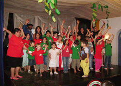 El grupo de txikis saludando junto a Olentzero, Luciana Aramburu y otros instructores (foto cortesía de la revista Mundo Vasco)