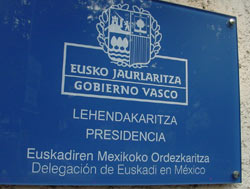 Euskadik Mexiko hiriburuan daukan Ordezkaritzako plaka (arg. EuskalKultura.com)