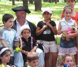 Olentzero haurrekin Sydneyko Centennial Park-en