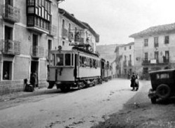 El tren Irati a su paso por Uharte (foto Diario de Navarra)