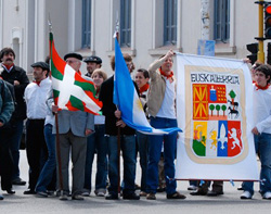 Hegoalde Argentinarra Euskal Etxearen desfilea Rio Gallegos hiriko kaleetan zehar (argazkia Hegoalde ArgentinarraEE)