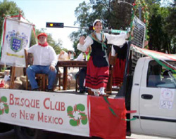 New Mexico Euskal Etxeko bi kide Santa Feko Desfile Historikoan