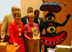 Representantes uruguayos de FIVU recogieron durante el Congreso Mundial en Bilbao el premio del virus Ukan otorgado en el Día del Euskera del pasado año a los euskaldunberris de la Diáspora