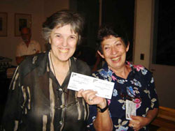 María Elena Etcheverry junto a la emocionada ganadora, Ana María Iturrioz, activa e incansable colaboradora de la casa (foto EuskalKultura.com)