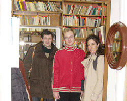 De izquierda a derecha el profesor Aitor Arruza, un alumno y Lorea Bilbao, asesora de Política Linguística del Gobierno Vasco
