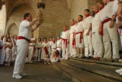 Los integrantes de Anaiki cantan en la iglesia de San Saturnino en Iruñea durante las fiestas de San Fermín (foto Anaiki-Iparla)