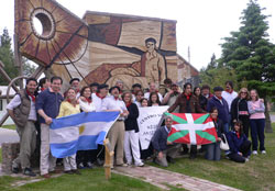 Miembros de 'Hegoalde Argentinarra' frente al monumento al Vasco de la Carretilla en Piedrabuena