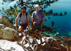 Gaizka Larrañaga (derecha) con un compañero de la Universidad de Reno en una excursión al lago Tahoe (foto C.Urza)