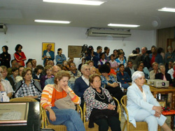 Público reunido en la sala Villena para el visionado del documental 'El onceno maestro' (foto AVNB)