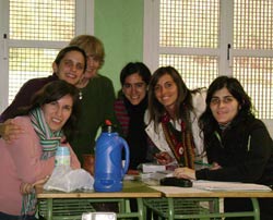 Parte del grupo de alumnos-profesores, con las 'etxerakolanak' o deberes (fotos EuskalKultura.com)