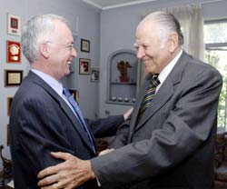 Joseba Azkarraga saluda al expresidente de la república de Chile y actual presidente de la corporación Justicia y Democraci, Patricio Alwyn
