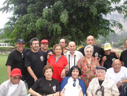 Algunos de los Lizarzaburus reunidos por este encuentro 2008 (fotos JL Lizarzaburu)