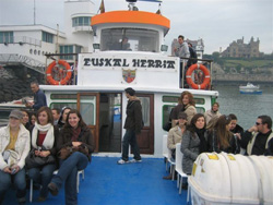 Estudiantes de USAC en una visita turística por la ría de Bilbao