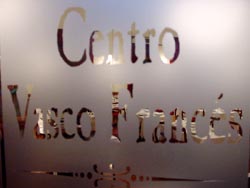 Una de las puertas del Centro Vasco Francés, con el nombre de la entidad (foto EuskalKultura.com)