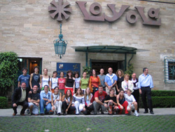 Los miembros de la orquesta frente al restaurante Loyola del Centro Vasco de México DF