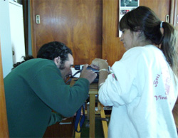 Los profesores Miguel Mendiondo y Rocío Basterra durante la grabación del cortometraje (foto Bahía Blanca EE)
