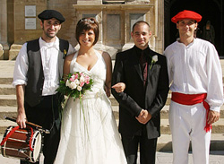 Un dantzari y un txistulari con una pareje de recién casados (foto Dantzariak.com)