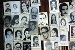 Afiches con rostros de desaparecidos