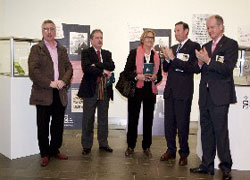 Ibarretxe, Atutxa y los hijos de Landaburu, en la presentación de la exposición (foto Euskadi.net)