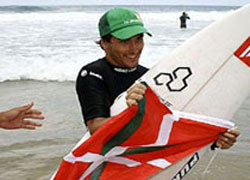 El surfista Aritz Aranburu, alzando la ikurriña (foto eitb24.com)