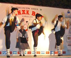 Una de las actuaciones que pudieron verse en el encuentro dantzaris 2007 (foto infocanuelas.com)