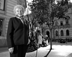 Bibiñe Belausteguigoitia en la calle Diputación de Bilbao (foto Deia)