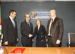 En el centro, Carlos Pérez Nievas y Miren Azkarate; a la izquierda, Xabier Azanza, a la drcha, Patxi Baztarrika