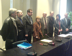 Representantes del Dpto.de Cultura del Gobierno Vasco y de Euskararen Erakunde Publikoa en la firma de su acuerdo de colaboración en 2007