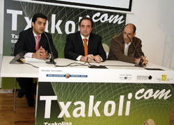 De izquierda a derecha, Borja Pérez, Gonzalo Sáenz de Samaniego y Garikoitz Ríos en la presentación 