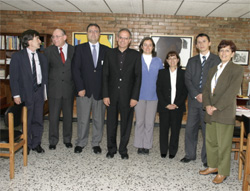 Representantes de la Euskal Etxea bogotana y la Universidad Minuto de Dios durante la firma