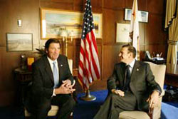 John Garamendi y el lehendakari Ibarretxe en el despacho del vicegobernador de California  en el Capitolio estatal en Sacramento (foto J  Bernárdez)