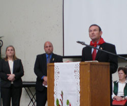 El lehendakari Ibarretxe durante su intervención el domingo ante la comunidad vasca de San Francisco (foto EuskalKultura.com)