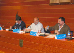 Luis de Llera, José Ángel Ascunce y Manuel Aznar Soler en la octava edición del Congreso Internacional sobre Exilio (foto Hamaika Bide)