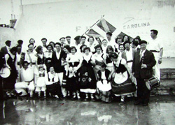 Imagen de un grupo de dantzaris de la comunidad vasca de Montevideo en los años 50