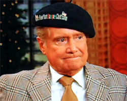 Regis Philbin con la txapela de Eusko Etxea de Nueva York en un momento de la entrevista