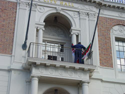 Todo está preparado en el balcón principal del Ayuntamiento de South San Francisco para que Ibarretxe y las autoridades locales icen esta mañana la ikurriña (foto EuskalKultura.com)